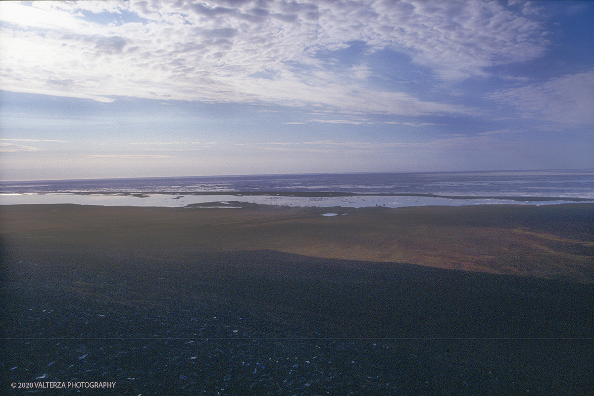 164 SIBERIA.jpg - Luglio/Agosto 1992. Siberia, terra dei Chukchi. Nell'oceano artico  125 Km a nord-est della penisola dei Chukchi (Siberia) c'Ã¨ l'isola di Wrangel, essa ospita piÃ¹ del doppio di specie vegetali (417) di qualsiasi territorio artico a paritÃ  di superficie nonchÃ¨ 30 specie diverse di uccelli oltre ad orsi polari, foche e trichechi ; per questo motivo   Ã¨ stata proclamata patrimonio dell'umanitÃ  dall'UNESCO. Nella foto entroterra della baia di Laurentja